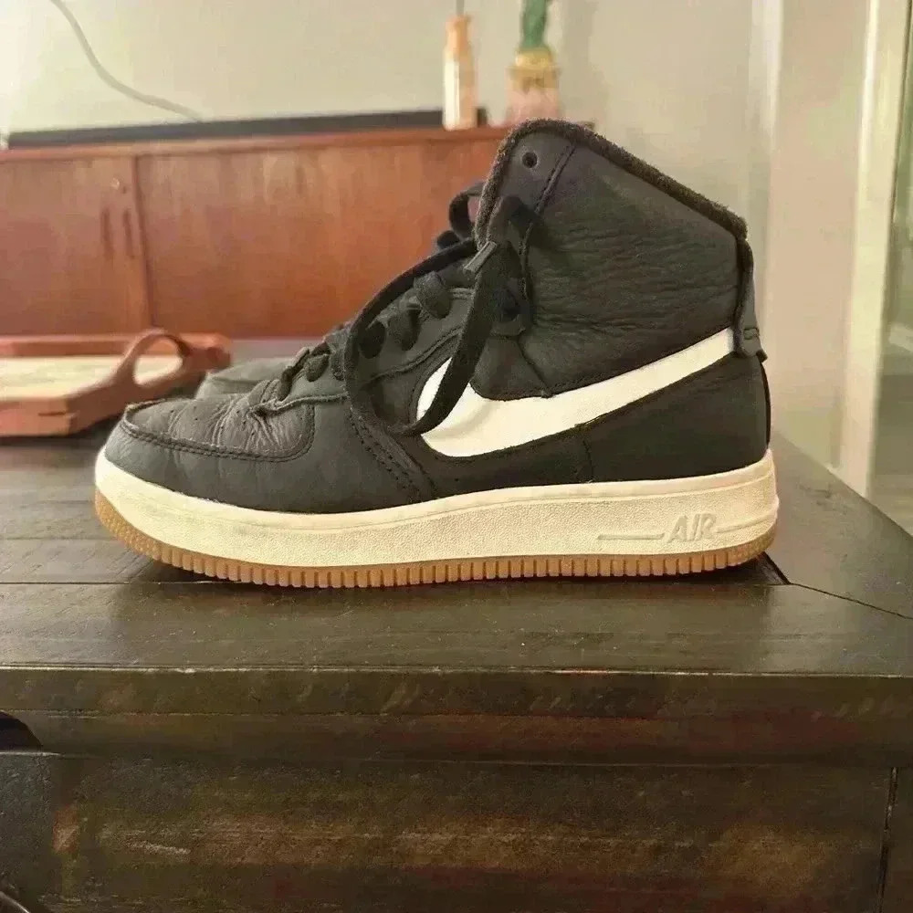 Women’s size 7 Nike. Excellent condition.